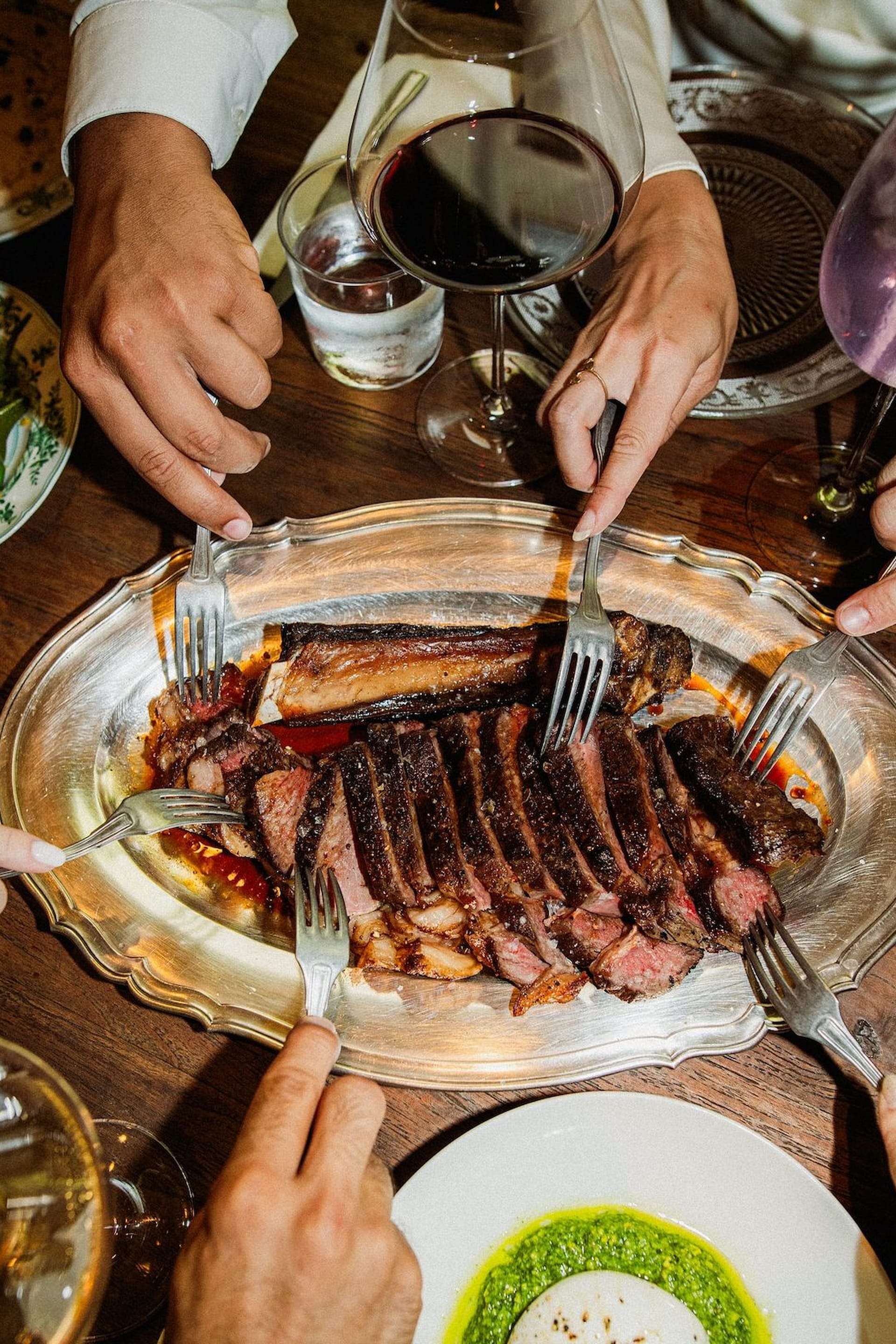 Savourez chaque tranche, tendre et intensément parfumée - Plat gastronomique préparé par un chef à domicile