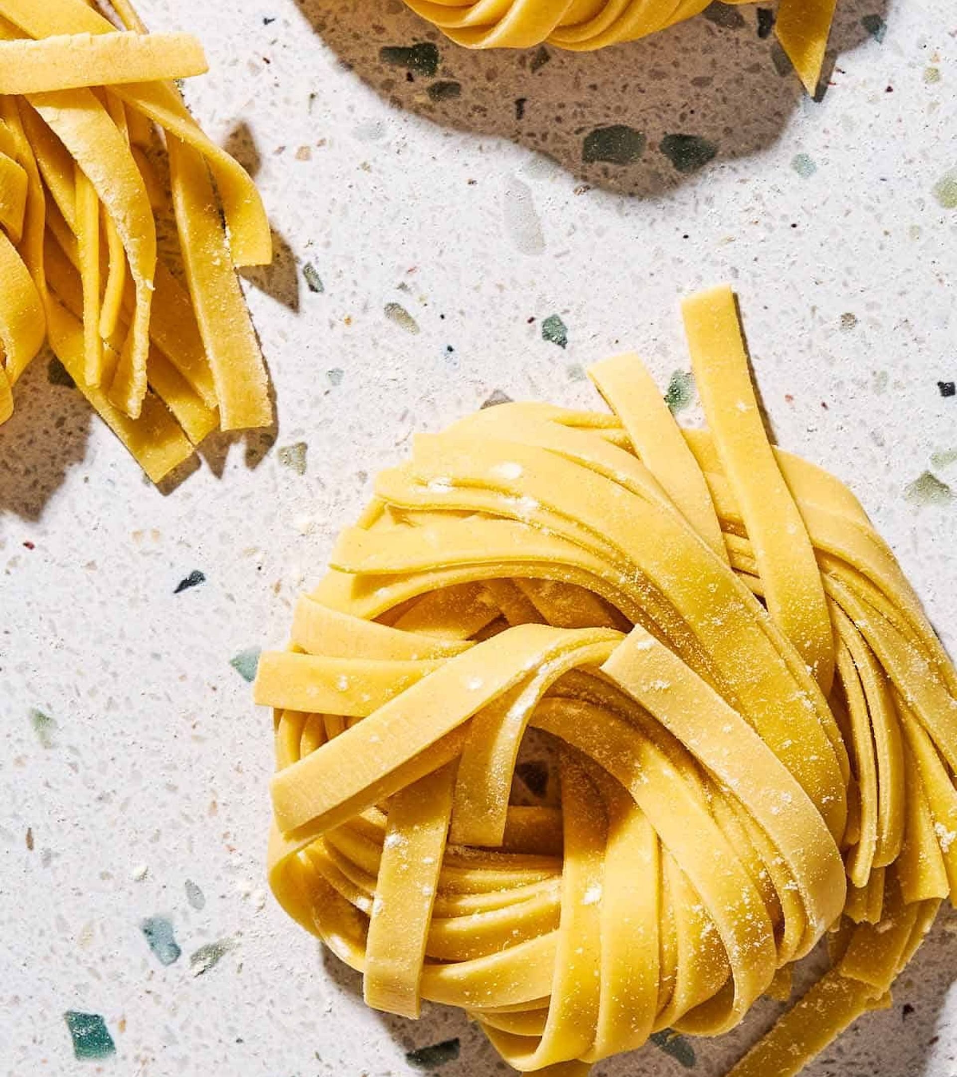 Pâtes fraîches artisanales préparées par un chef à domicile - Cuisine italienne authentique