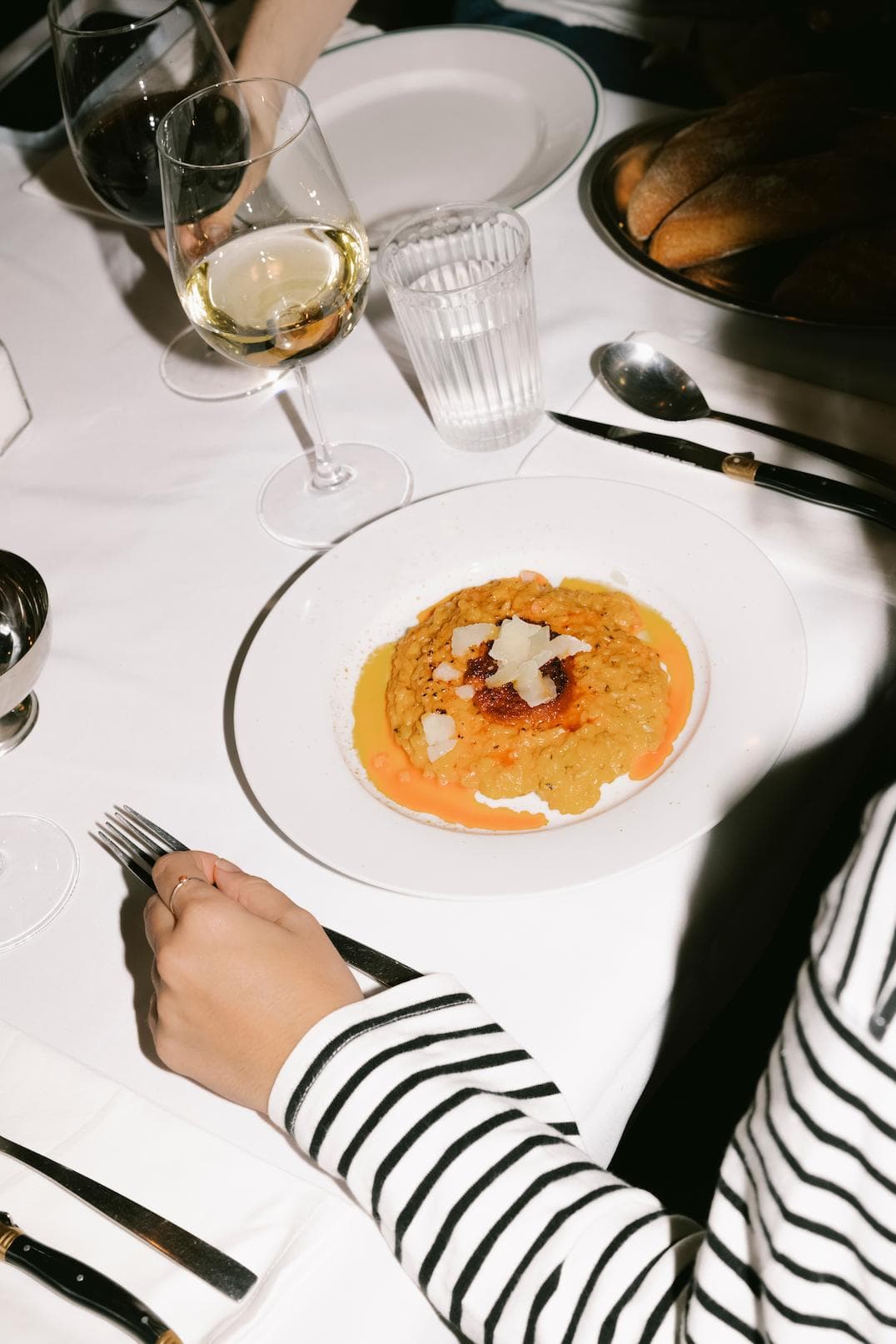 Chef indépendant préparant un plat gastronomique - Service de chef à domicile